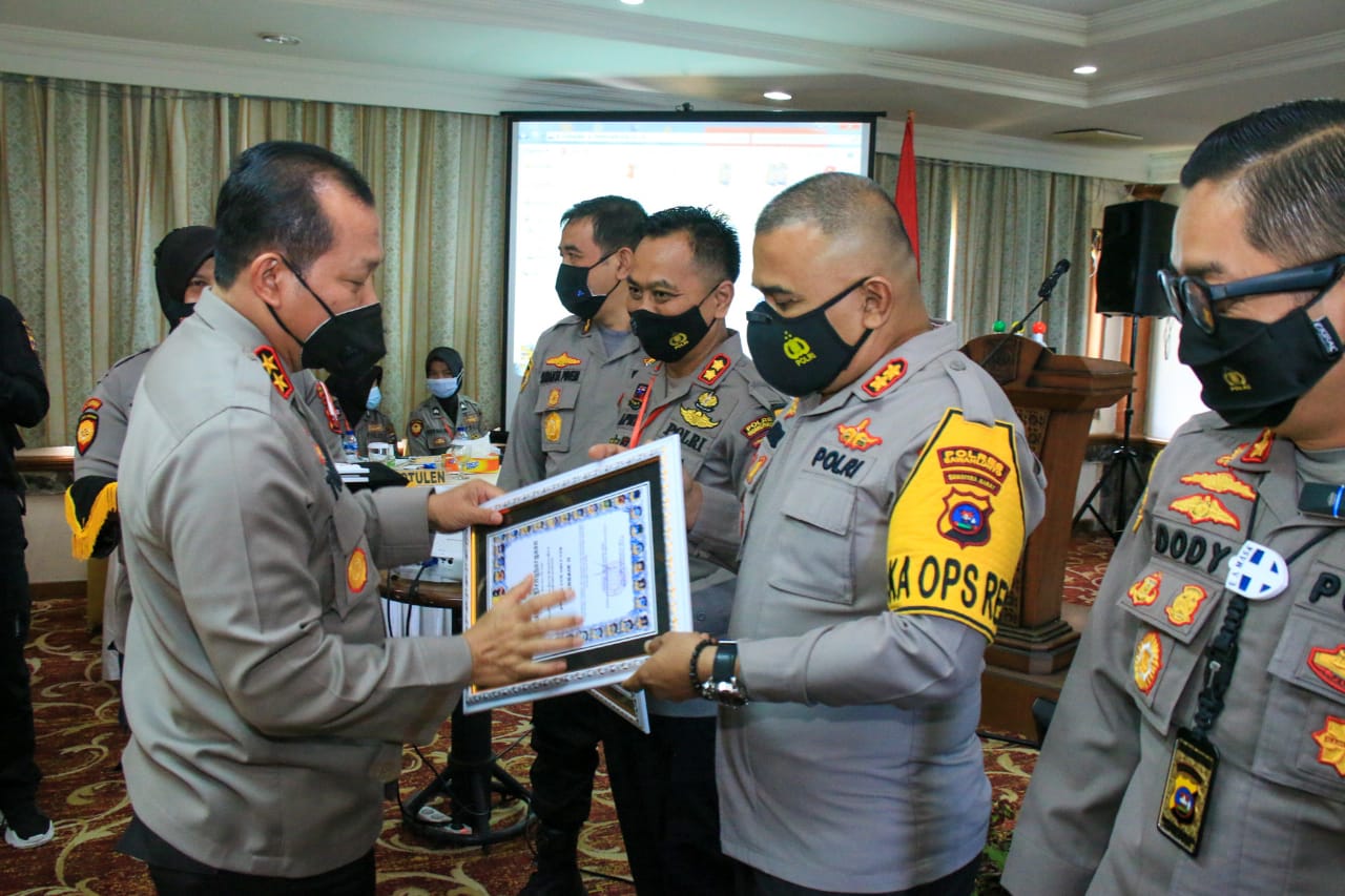 Kapolres Padang Panjang AKBP Apri Wibowo, S.I.K. terima piagam penghargaan terbaik 1 dari Kapolda Sumbar